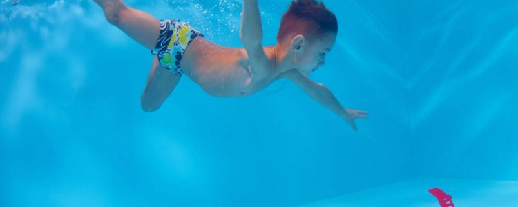 С какого возраста нужно учить ребенка плавать? Особенности, преимущества и методы обучения плаванию детей в бассейне.