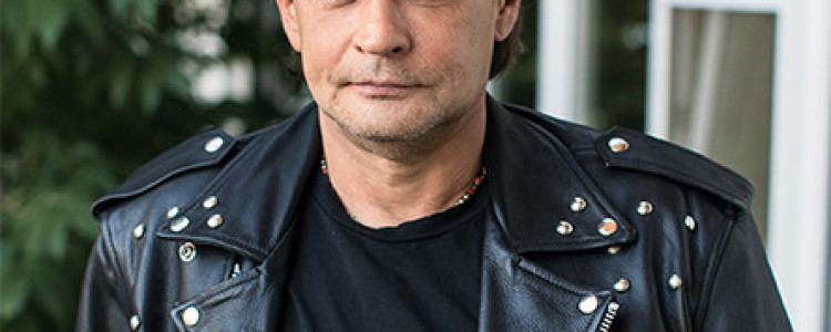 Александр Домогаров биография. Актёр театра, кино и дубляжа, телеведущий, эстрадный певец, исполнитель авторской песни, русского рока и русского шансона
