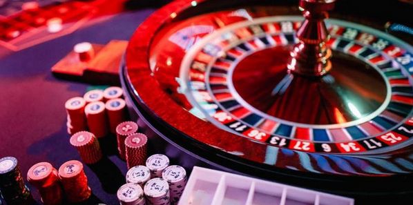 Live казино с живыми дилерами: особенности игры с реальными крупье