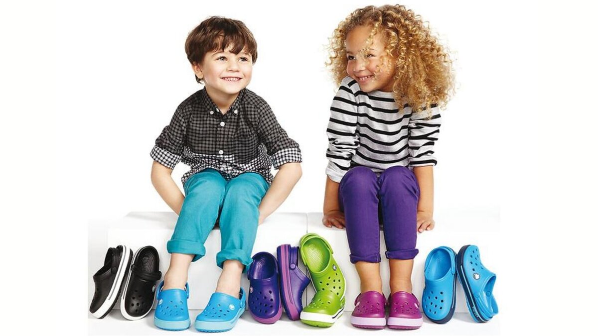 Когда ребенку одевать обувь. Одежда и обувь для детей. Обувь для детей. Детская обувь реклама. Дети реклама обуви.